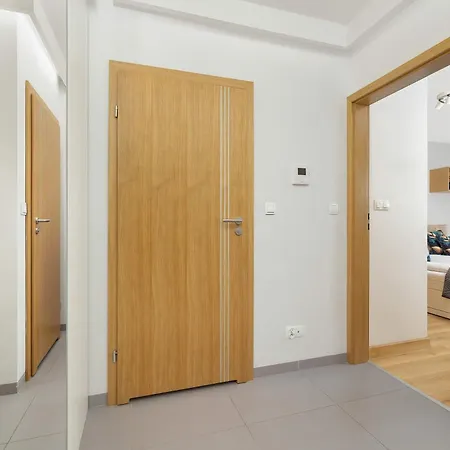 Grzegorzecka Family With Balcony & Parking Cracow By Renters Kraków