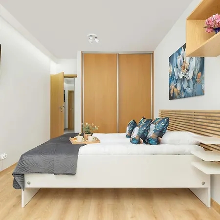 Grzegorzecka Family With Balcony & Parking Cracow By Renters Apartament