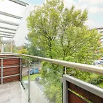 Grzegorzecka Family With Balcony & Parking Cracow By Renters كراكوفيا