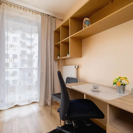 Grzegorzecka Family With Balcony & Parking Cracow By Renters アパート *
